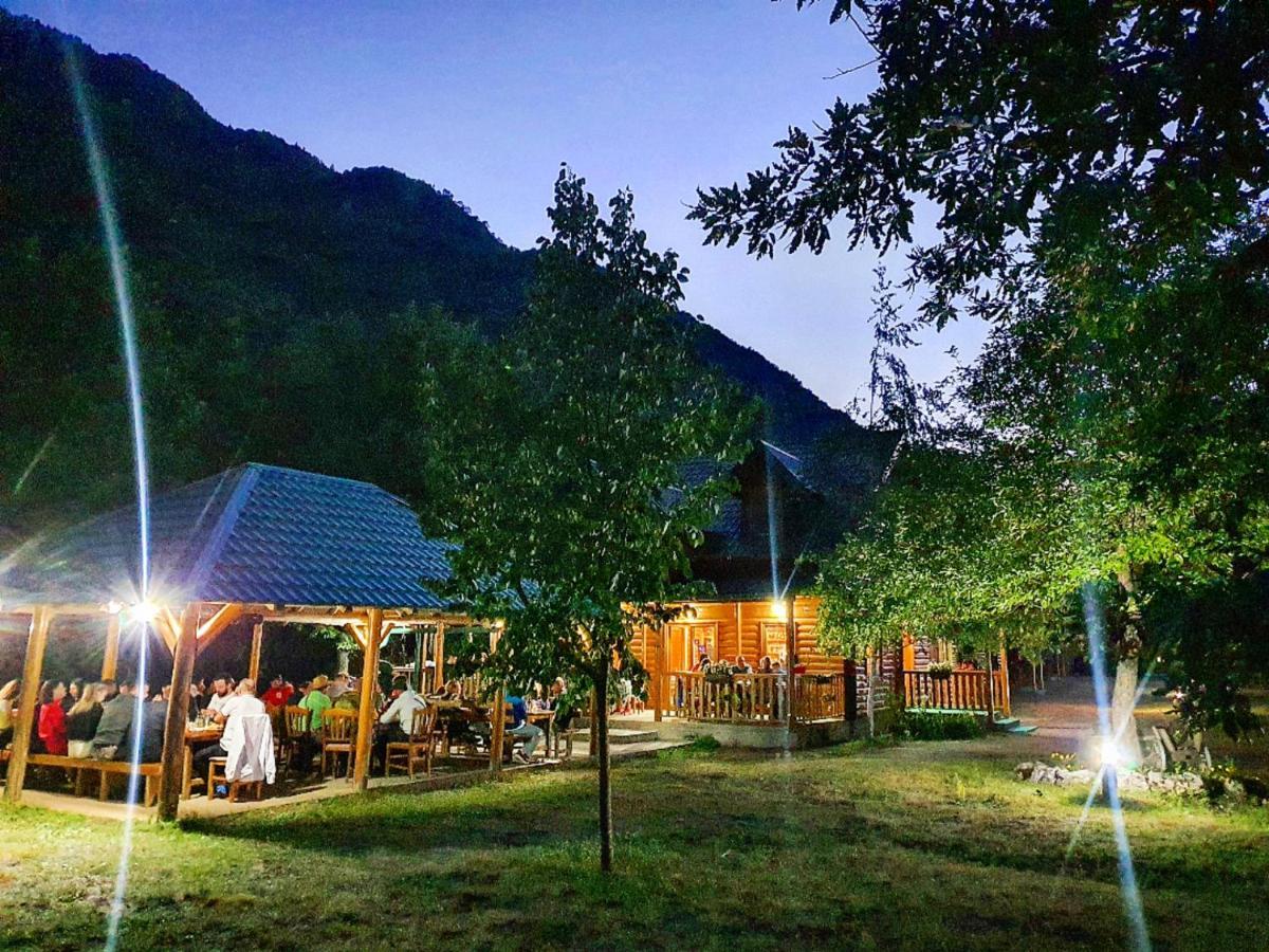 ホテル Rafting Camp Modra Rijeka Šćepan-Polje エクステリア 写真
